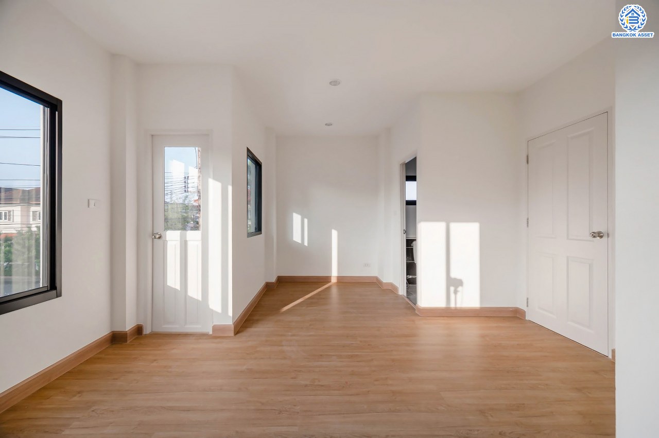 บ้านเดี่ยวมือสอง โครงการ ศศิธร บางบอน3 รองรับทุกความสุข เนื้อที่ 53.7 ตร.ว. ฟังก์ชัน 3 ห้องนอน 2 ห้องน้ำ 1 ห้องอเนกประสงค์ จอดรถได้ 2 คัน บนทำเลใกล้รถไฟฟ้าสายสีน้ำเงิน "สถานีหลักสอง" และจุดขึ้นทางด่วน "พระราม2" และ The Mall บางแค...